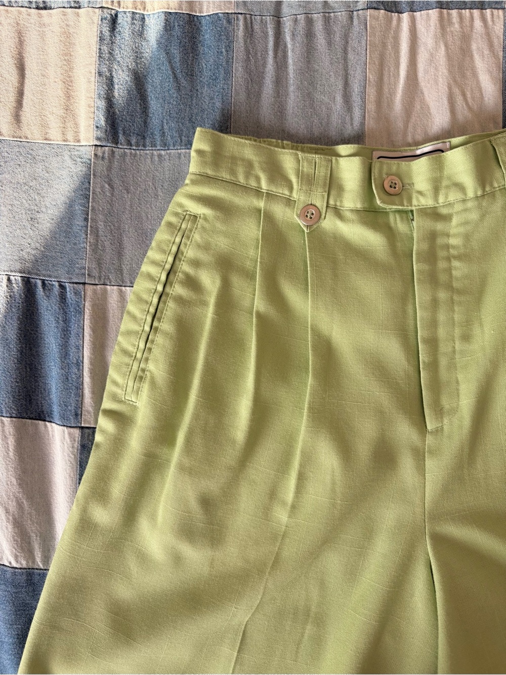 Vintage Lightweight Green Pleated High Waisted Shorts - Picture 4 of 7